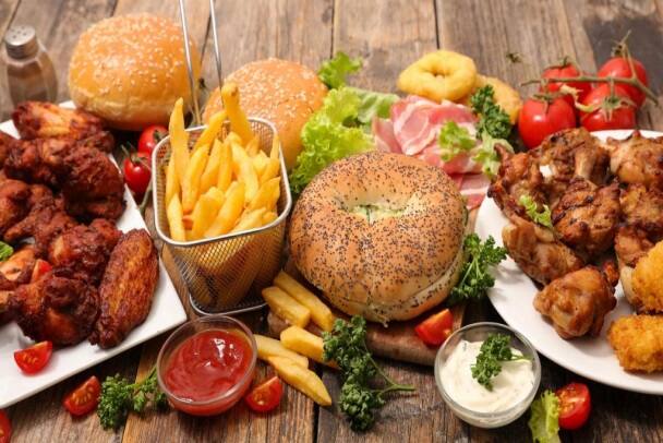 Fast food : સ્વાદ બદલવા અને મૂડ બનાવવા માટે ફાસ્ટ ફૂડ ખાવામાં આવે તો કોઈ વાંધો નથી. પરંતુ હાલ યંગસ્ટર્સની રોજીંદી જિંદગીનો તે એક હિસ્સો બની ગયો છે. જે નુકસાનકારક છે.