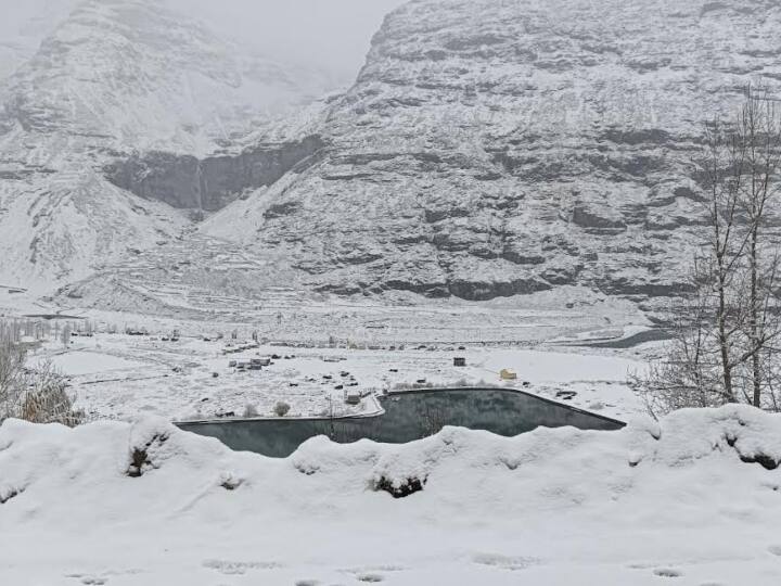 Lahaul Spiti Temperature drops due to snowfall Rohtang top closed for vehicular movement Ann Lahaul Spit Snowfall: लाहौल स्पीति में बर्फबारी से तापमान में गिरावट, रोहतांग टॉप गाड़ियों की आवाजाही के लिए बंद