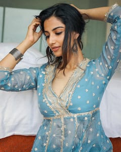 Meenakshi Chowdhary Photos : అట్టా సూడకే.. మత్తెక్తాందే ఈడుకే