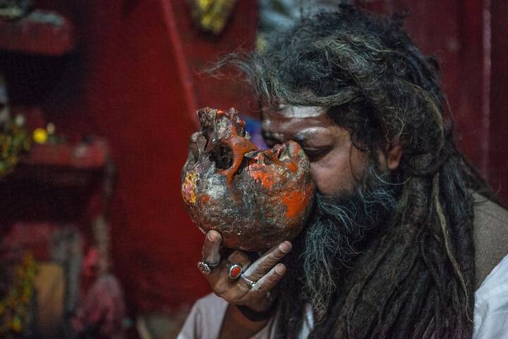 ભગવાન શિવને અઘોર પંતના પૂર્વજ માનવામાં આવે છે. શિવજીના અવતાર એવા અવધૂત ભગવાન દત્તાત્રેયને પણ અઘોરશાસ્ત્રના ગુરુ માનવામાં આવે છે. અઘોર સંપ્રદાય ભગવાન શિવના અનુયાયી છે. તેમના મતે, શિવ પોતાનામાં સંપૂર્ણ છે અને તમામ સ્વરૂપોમાં અસ્તિત્વ ધરાવે છે.