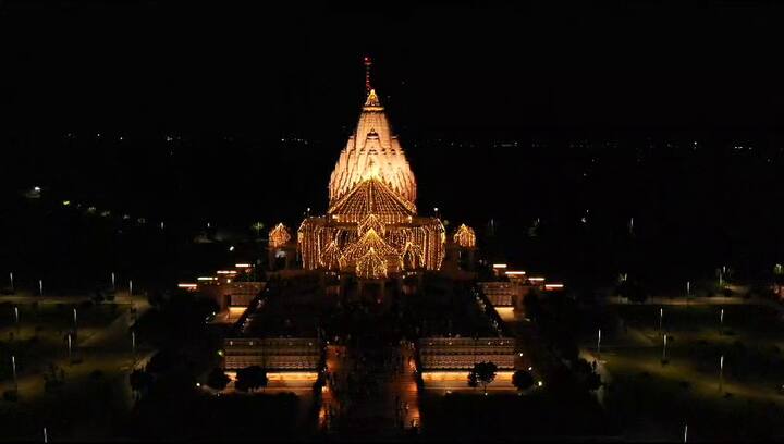 Diwali Decoration: દિવાળીના તહેવારને લઈ કાગવડના ખોડલધામ મંદિરને રંગબેરંગી લાઇટથી સુશોભિત કરવામાં આવ્યું છે.