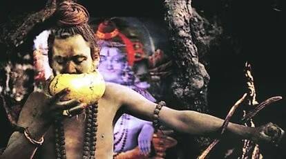 અઘોરીઓની રહસ્યમય દુનિયા-અઘોરી હિન્દુ ધર્મનું એક અંગ છે. તેથી જ તેમને અઘોરી સંપ્રદાય અથવા અઘોર પંથ કહેવામાં આવે છે.અઘોરી દેશભરમાં જોવા મળે છે. પરંતુ સૌથી વધુ અઘોરીઓ કાશી અને વારાણસીમાં જોવા મળે છે.ઔઘડ, સરભાંગી અને ઘુરે અઘોરીઓની ત્રણ શાખાઓ છે.કિનારામ અઘોરીને અઘોરીઓના બાબા કહેવામાં આવે છે. તેઓ કાલુરામના શિષ્ય હતા.કિનારામ બાબા અઘોરીએ ગીતાવલી, વિવેકસાર અને રામગીતાની રચના કરી હતી. 1826માં કીનારામનું અવસાન થયું.