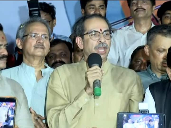 मुंब्र्यातील शाखेच्या वादानंतर उद्धव ठाकरे यांनी मुंब्र्यातील शाखेला भेट दिली.