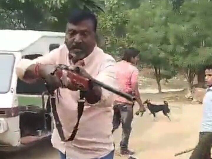 Sultanpur gram pradhan representative video viral pointed gun and beaten family UP Crime: दबंगों ने पूरे परिवार को पीटा, बंदूक तानने का वीडियो वायरल, सपा बोली- अराजकता चरम पर