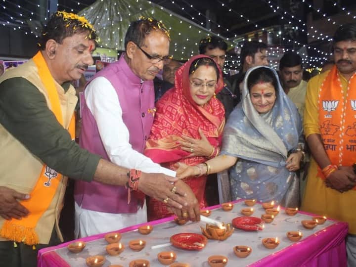 MP Assembly Election 2023 CM Shivraj Singh Chouhan and wife Sadhna Chouhan shopping with ladli Behna in Bhopal on Dhanteras ANN MP Election 2023: भोपाल में पत्नी के साथ चौक बाजार पहुंचे CM शिवराज, लाडली बहनों के साथ की खरीदारी