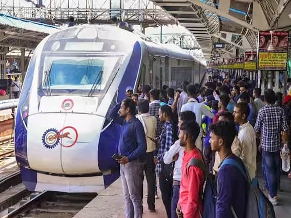 Special Vande Bharat Train: દેશભરમાં અત્યારે દિવાળીની ધૂમ ચાલી રહી છે. આ તહેવારોની સિઝન દરમિયાન ટ્રેનની ટિકિટ માટે ભારે પડાપડી થઇ રહી છે. આને ધ્યાનમાં રાખીને ભારતીય રેલ્વેએ નવી દિલ્હી અને પટના રૂટ વચ્ચે સ્પેશ્યલ વન્દે ભારત ચલાવવાની જાહેરાત કરી છે. આ ટ્રેન દિવાળી અને છઠ્ઠના તહેવારો માટે ખાસ છે.