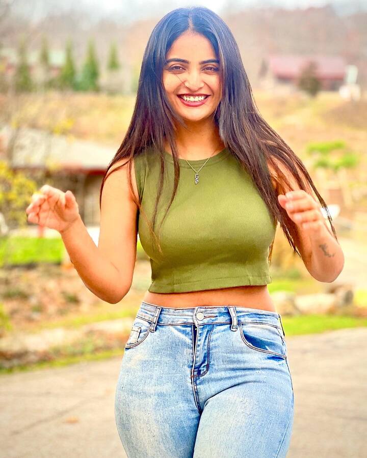 అనన్య నాగళ్ల అందమైన ఫోటోలు (Image Credit: Ananya Nagalla/Instagram)