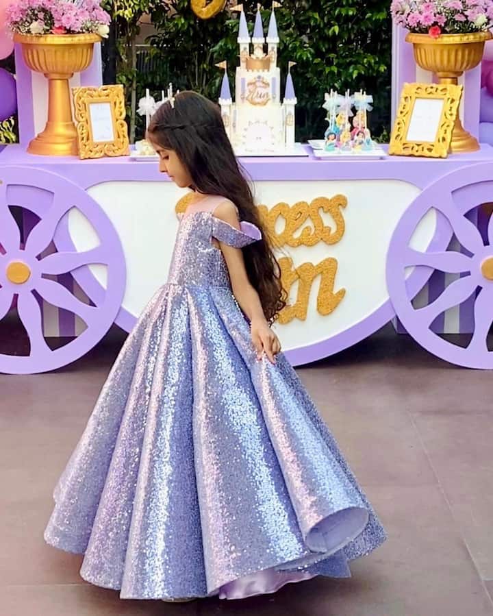 டிஸ்னி படங்களில் வரும் இளவரசி பொம்மை போல் அழகாக இருக்கிறார் அரின்.