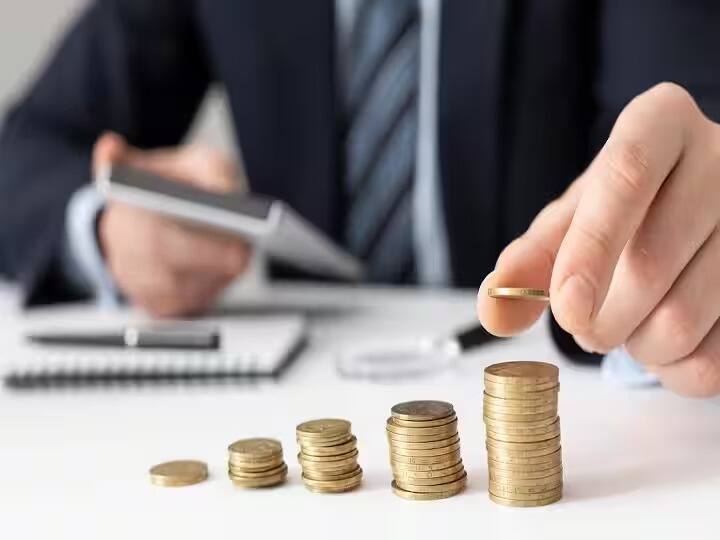 1. ICICI ব্যাঙ্ক  ICICI ব্যাঙ্কের শেয়ার আজ প্রতি শেয়ার 936.55 টাকায় লেনদেন হচ্ছে এবং আপনি এটি কিনে এক বছরের জন্য রাখতে পারেন। এক বছরের জন্য এর টার্গেট 1081 টাকা এবং আপনি এতে দারুণ লাভ পেতে পারেন।