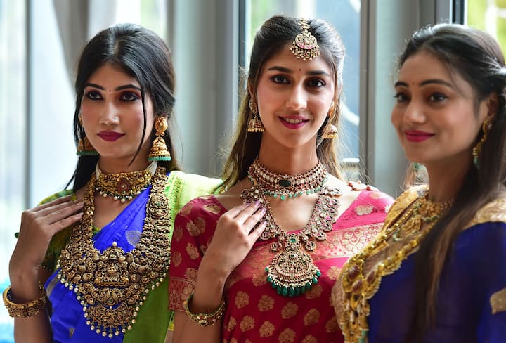 সোনা  ও রুপো কেনার সময়ে উপরে উল্লিখিত দামের সঙ্গে আরও ৩ শতাংশ GST যুক্ত হবে। অর্থাৎ উপরে যে দামগুলি উল্লেখ করা হয়েছে তার সঙ্গে জিএসটি যুক্ত করা নেই। তথ্যসূত্র: স্বর্ণশিল্প বাঁচাও কমিটি (SSBC)*