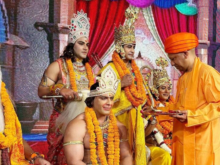 Ayodhya CM Yogi Adityanath did tilak of Ramlala artists said unique festival became Deepotsav ANN Ayodhya Deepotsav 2023: CM योगी ने भगवान राम का किया राज्याभिषेक, बोले- देश का अनूठा कार्यक्रम बना दीपोत्सव