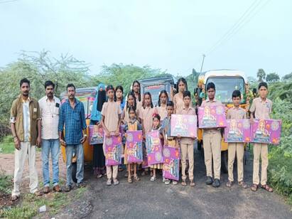 Autocar gave Diwali gifts to school student Leshi incident in Sirkazhi தீபாவளி கொண்டாட்டம் பட்டாசுகளை பள்ளி மாணவர்களுக்கு பரிசளித்த ஆட்டோ ஓட்டுனர் - சீர்காழியில் நெகிழ்ச்சி சம்பவம்