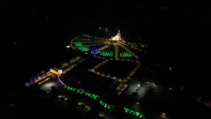 ખોડલધામ મંદિર બંસી પહાડપુરના 2 લાખ 30 હજાર ઘનફૂટ પથ્થરમાંથી બનાવવામાં આવ્યું છે, જે રાજસ્થાનના ભરતપુર જિલ્લામાં બયાના ગામની નજીકની ખાણમાંથી નીકળે છે.