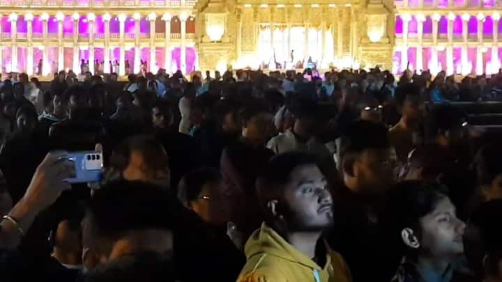আলিপুরদুয়ার জংশন রেলওয়ে বিল্ডার্স অ্যাসোসিয়েশনের এবারের পুজো ২৫ বছরে পদার্পণ করল। কর্নাটক বিধানসভা ভবনের আদলে তৈরি হয়েছে মণ্ডপ।