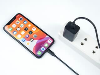 Phone Charger: મોબાઇલ ફોનના ચાર્જરની પિનને સ્પર્શ કરવાથી કેમ નથી લાગતો કરંટ, જાણો કારણ