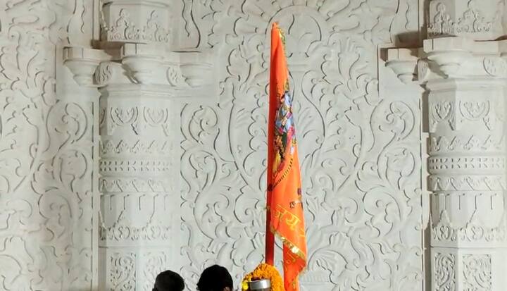 दीपोत्सव पर राम मंदिर के अंदर की तस्वीरें भी सामने आईं हैं.