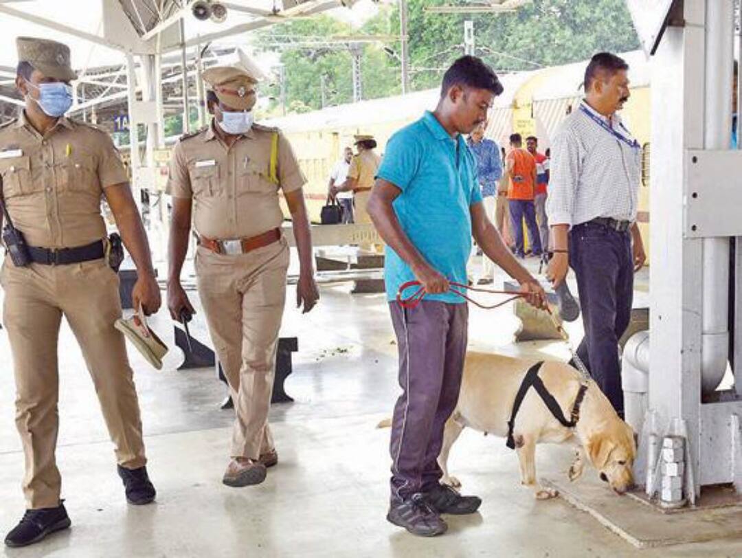 ரயிலில் பட்டாசு பெட்டிகளை எடுத்துச் சென்றால் 3 ஆண்டு சிறை தண்டனை - ரயில்வே துறை எச்சரிக்கை