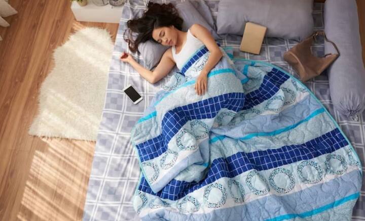 ফিউটন ম্যাট- ঘর ছোট্ট হলে, খাট রাখলেই ভরে যায়। তার বিকল্প হতে পারে ফিউটন ম্যাট। সাধারণ ম্যাট্রেসের তুলনায় অনেক বেশি আরামদায়ক। ঘুমনোর আগে বিছিয়ে নিলেন, আবা সকালে উঠে ভাঁজ করে রেখে দিতে পারেন।
