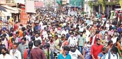 கடைசி நாளான இன்று தஞ்சையில் களைக்கட்டும் தீபாவளி விற்பனை; மக்கள் நெரிசலில் சிக்கி தவிக்கும் காந்திஜி சாலை