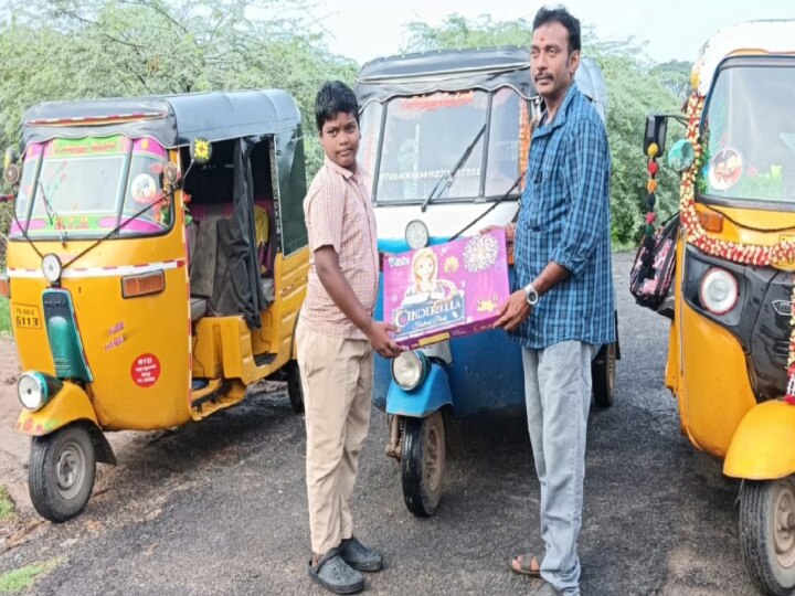 தீபாவளி கொண்டாட்டம்; பட்டாசுகளை பள்ளி மாணவர்களுக்கு பரிசளித்த ஆட்டோ ஓட்டுனர் - சீர்காழியில் நெகிழ்ச்சி சம்பவம்
