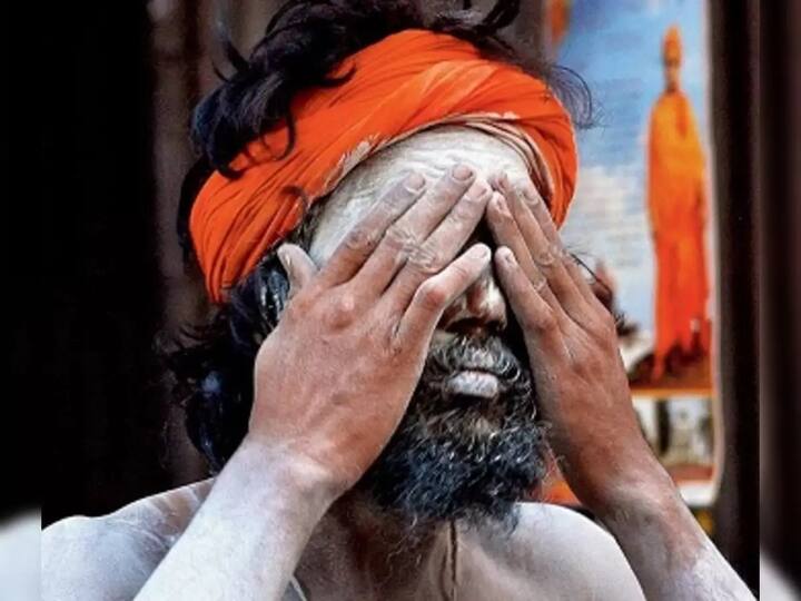શ્વેતાશ્વતરોપનિષદમાં ભગવાન શિવને અઘોરનાથ કહેવામાં આવ્યા છે. અઘોરી બાબા પણ ભગવાન શિવના આ સ્વરૂપની પૂજા કરે છે. અઘોરીઓ દ્વારા પણ બાબા ભૈરવનાથની પૂજા કરવામાં આવે છે. અઘોરીઓની રહસ્યમય દુનિયા સાથે જોડાયેલા અજાણ્યા પાસાઓ વિશે જાણો. અઘોરીઓ કોણ છે, તેઓ શું ખાય છે, તેમનું જીવન કેવું છે અને તે વસ્તુઓ જે અઘોરીઓને અન્ય સાધકોથી અલગ બનાવે છે.