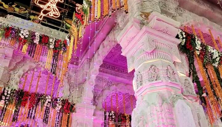 राम मंदिर की सजावट दूर से ही दिख रही है, जो काफी सुंदर लग रही है.
