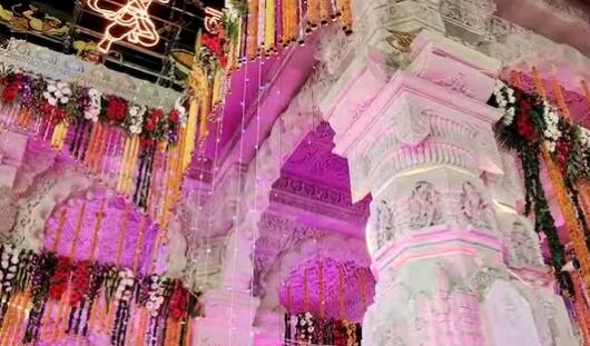 ਰਾਮ ਮੰਦਿਰ ਦੀ ਸਜਾਵਟ ਦੂਰੋਂ ਹੀ ਨਜ਼ਰ ਆ  ਰਹੀ ਹੈ, ਜੋ ਕਾਫੀ ਖੂਬਸੂਰਤ ਲੱਗ ਰਹੀ ਹੈ।