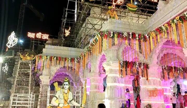 मंदिर भवन को सजाने में फूलों का भी इस्तेमाल किया गया है.