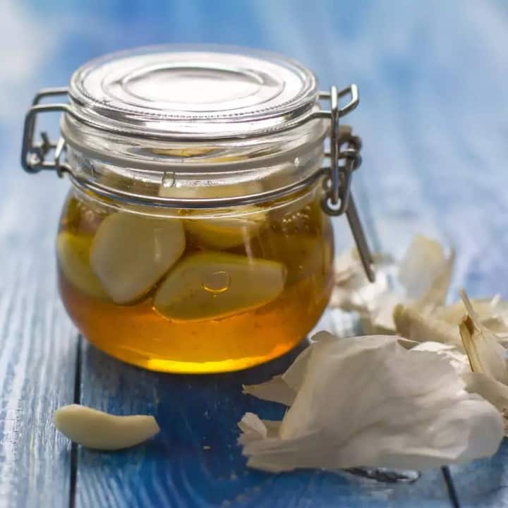 ਸ਼ਹਿਦ ਆਪਣੀ ਐਂਟੀ-ਬਾਓਟਿਕ ਅਤੇ ਐੈਂਟੀ ਬੈਕਟੀਰੀਅਲ ਗੁਣਾਂ ਨਾਲ ਭਰਪੂਰ ਹੈ, ਜੋ ਸਾਡੇ ਸਰੀਰ ਨੂੰ ਸਿਹਤਮੰਦ ਰੱਖਣ 'ਚ ਮਦਦ ਕਰਦਾ ਹੈ। ਜੇਕਰ ਸ਼ਹਿਦ 'ਤੇ ਲਸਣ ਨੂੰ ਮਿਲਾ ਕੇ ਖਾਦਾ ਜਾਵੇ ਤਾਂ ਇਹ ਸਰੀਰ ਦੇ ਲਈ ਬਹੁਤ ਲਾਭਕਾਰੀ ਸਾਬਿਤ ਹੋ ਸਕਦੇ ਹਨ।