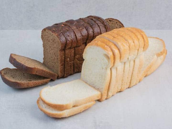 Brown Bread vs White Bread Which one is healthier Brown Bread vs White Bread: ब्रेकफास्ट में खाते हैं ब्रेड तो जान लीजिए आंत के लिए कौन सा है नुकसानदायक