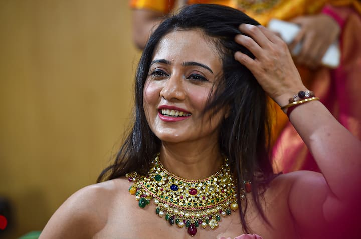 সোনা কতটা খাঁটি তা ক্যারাটের উপর নির্ভর করে। সবচেয়ে খাঁটি সোনা ২৪ ক্যারাটের হয়। এর অর্থ ওই সোনায় অন্য কোনও ধাতু মেশানো নেই। সোনার ক্যারেট যত কমবে সেই সোনায় তত বেশি খাদ মেশানো হয়। যেমন ১৮ ক্যারেটের সোনায় ৭৫ শতাংশ  সোনা থাকে এবং ২৫ শতাংশ অন্য ধাতু থাকে।