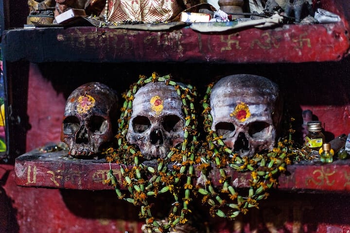 Aghori Baba: 'અઘોરી' કોણ છે? સામાન્ય લોકો તેમના વસ્ત્રો જોઈને સ્વાભાવિક રીતે જ ડરી જાય છે, જ્યારે કેટલાક લોકો આદરપૂર્વક મુલાકાત લે છે. પરંતુ અઘોરીઓની રહસ્યમય દુનિયાના અજાણ્યા પાસાઓ જાણીને તમને આશ્ચર્યચકિત થઇ જશો