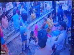 Delhi student attack: பேசுவியா? தோழியிடம் பேசிய பள்ளி மாணவனின் விரலை வெட்டிய இளைஞர்!
