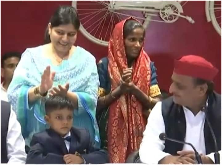 Samajwadi Party chief Akhilesh Yadav in Lucknow celebrates birthday of Khazanchi UP News: अखिलेश यादव ने मनाया 'खजांची' का जन्मदिन, नोटबंदी को लेकर सरकार पर साधा निशाना