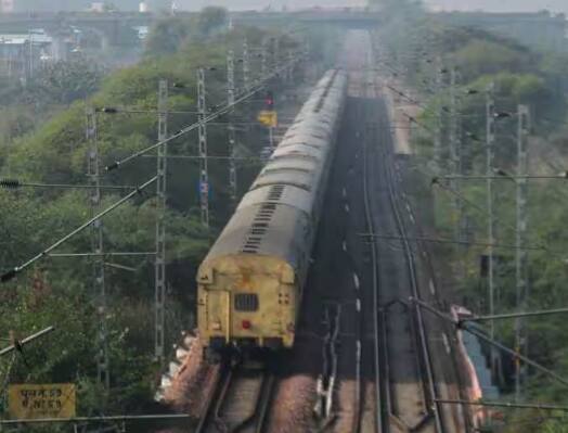 two-passenger-died-after-delhi-bound-train-stops-with-sudden-jolt-in-jharkhand Train: 130 ਦੀ ਸਪੀਡ ‘ਤੇ ਜਾ ਰਹੀ ਸੀ ਰੇਲ, ਟੁੱਟਿਆ ਓਵਰਹੈਡ ਤਾਰ, 2 ਲੋਕਾਂ ਦੀ ਗਈ ਜਾਨ