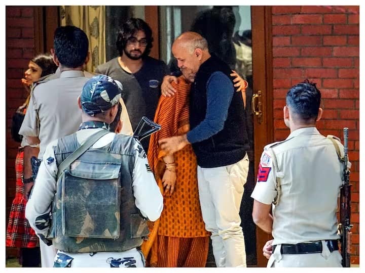 Delhi News AAP Manish Sisodia Photo Atishi Raghav Chadha CM Arvind Kejriwal 'Shakes The Soul...': Atishi, Raghav Chadha Get Emotional After Jailed AAP Leader Manish Sisodia Meets Ailing Wife