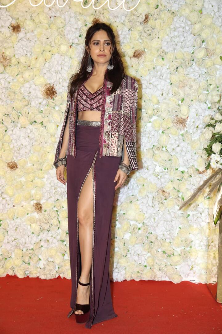 कृष्ण कुमार की दिवाली पार्टी में बीटाउन के कई सितारे शामिल हुए. जिसमें से एक एक्ट्रेस नुसरत भरुचा भी हैं. जो इस दौरान ट्रेडिशनल आउटफिट में रेड कार्पेट पर पोज देती नजर आई.