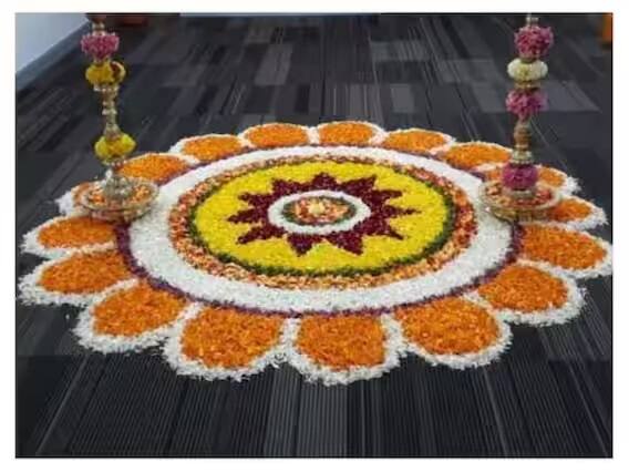 મેરીગોલ્ડના પાંદડા અને ફૂલોમાંથી એક મોટો ગોળાકાર બનાવો. આ વર્તુળોની મધ્યમાં પીળી અને નારંગી મેરીગોલ્ડની પાંખડીઓથી ભરો. આ ડિઝાઇન બનાવવામાં સરળ છે અને દેખાવમાં પણ એટલી જ સુંદર લાગે છે.