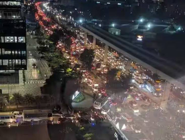 bengaluru traffic jam diwali festival 2023 heavy congestion 1000 buses 50 thousand additional vehicles Bengaluru Traffic Jam: 1000 ਤੋਂ ਵੱਧ ਬੱਸਾਂ, 5000 ਤੋਂ ਵੱਧ ਗੱਡੀਆਂ, ਅੱਧੀ ਰਾਤ ਤੱਕ ਜਾਮ 'ਚ ਫਸੇ 2.5 ਲੱਖ ਲੋਕ