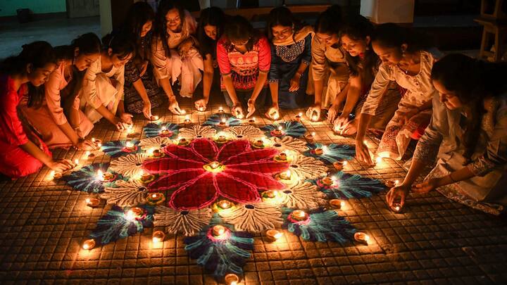 India Celebrates Festival Of Lights:আজ কালীপুজো। এই রাজ্যের মতো দীপের আলোয় সেজে উঠেছে দেশের নানা প্রান্ত। কেমন ছিল সেই ছবি?