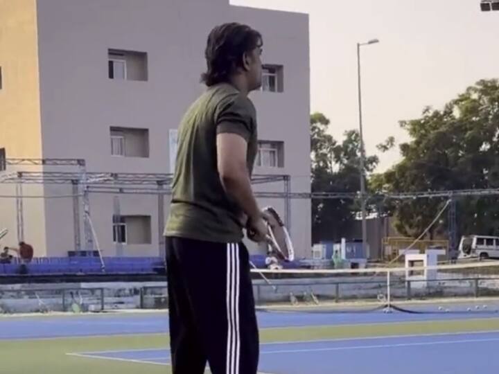 Former Indian captain and CSK captain MS Dhoni seen playing tennis in court watch viral video Watch: क्रिकेट का मैदान छोड़ टेनिस कोर्ट में उतरे महेंद्र सिंह धोनी, यहां भी माही का दिखा कूल अंदाज़ 
