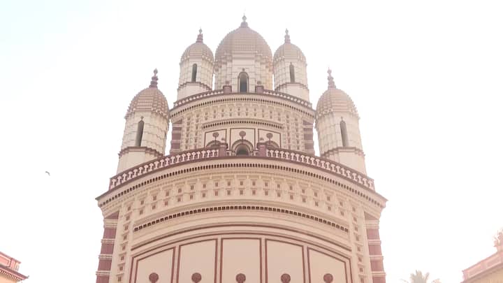 দক্ষিণেশ্বর মন্দিরে কালীপুজোয় ভবতারিণী মায়ের পুজোর আয়োজন প্রতিবছরের মতোই।