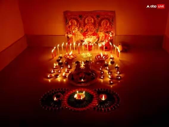 પૂજા પછી જે જગ્યાએ દેવી લક્ષ્મી બિરાજમાન હોય ત્યાં અંધકાર ન કરવો. આ સ્થાન પર સતત જ્યોત જલતી રાખો. દેવી લક્ષ્મીને અંધકારમાં રહેવું પસંદ નથી.