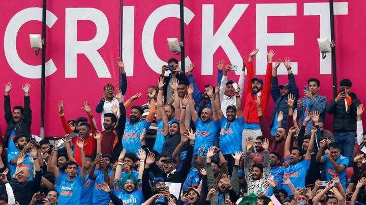 இந்திய அணிக்கு ரசிகர்கள் தொடர்ந்து ஆதரவு தெரிவித்து வருகின்றனர்.