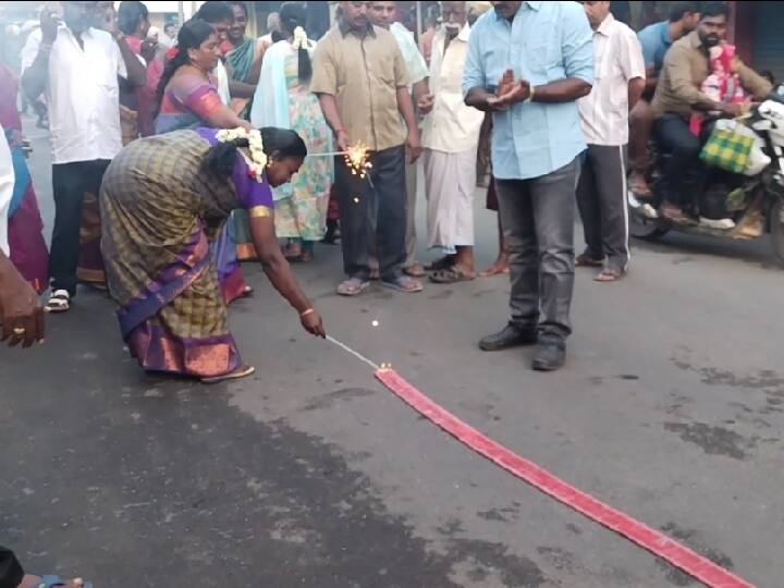 Diwali 2023:சேலம்:  பொதுமக்களுடன் சேர்ந்து தீபாவளி கொண்டாடிய தூய்மைப் பணியாளர்கள்!