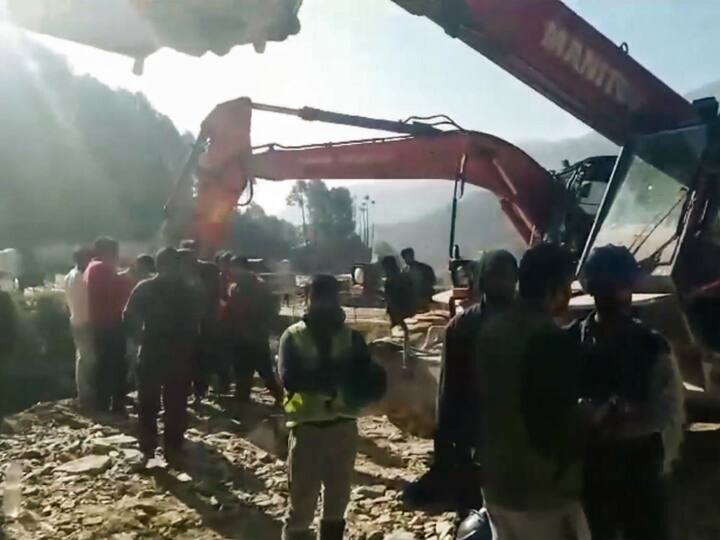 Rescue personnel removing debris from the collapse to reach the people trapped inside. (Source: PTI)