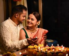 Diwali 2023: फूलों की रंगोली..दीयों से सजाया घर, लाल साड़ी पहन पति संग पहली दिवाली यूं सेलिब्रेट कर रही हैं देवोलीना, देखिए तस्वीरें