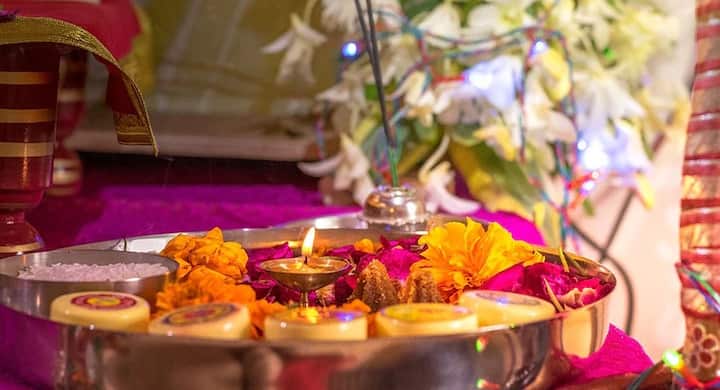 প্রথমে গণেশ এবং তারপর দেবী লক্ষ্মীর মন্ত্রগুলি জপ করুন। শেষে আরতি করুন এবং শঙ্খ বাজান।