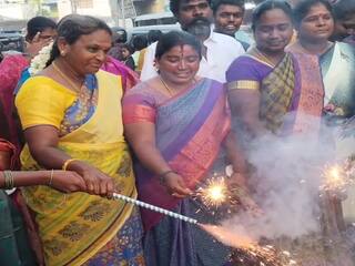 Diwali 2023:சேலம்:  பொதுமக்களுடன் சேர்ந்து தீபாவளி கொண்டாடிய தூய்மைப் பணியாளர்கள்!