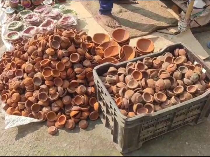 दीपावली पर लोग अब ज्यादातर बड़े बल्ब और एलईडी लाइटों का इस्तेमाल करते हैं, जिससे न सिर्फ बिजली की खपत ज्यादा होती है बल्कि बल्ब की रोशन से हीट भी बहुत ज्यादा रिलीज होती है. वहीं दीपावली के त्योहार में नष्ट हो जाने वाले कीड़े-मकोड़े दीपावली के कई दिनों बाद तक बने रहते हैं. वहीं दीपावली के दिन पटाखों की आतिशबाजी से प्रदूषण स्तर भी काफी बढ़ जाता है, जिससे लोगों को काफी नुकसान भी होता है.